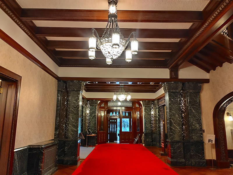 紅葉が始まった旧前田家本邸 洋館