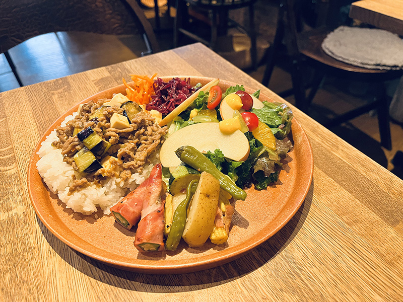 アンティークな店内がおしゃれなカフェでランチ