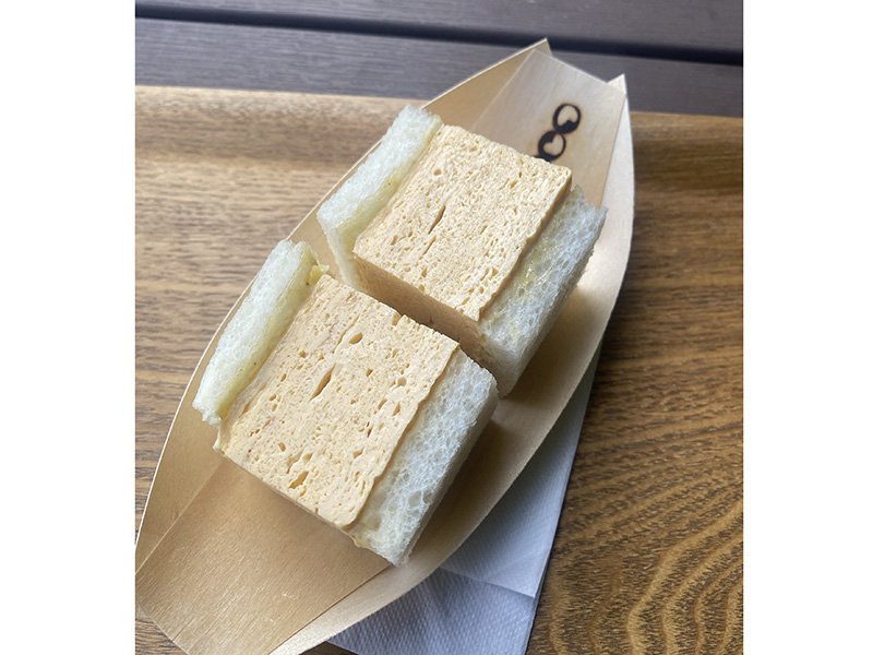 新宿御苑でだし巻き玉子のサンドイッチ