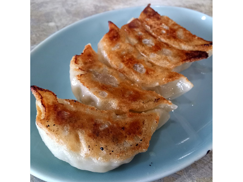 善行の昼下がり、瓶ビールと冷や味噌担々麺と。