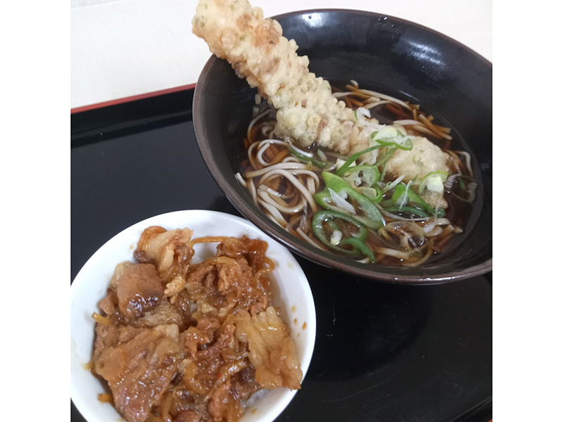 藤沢の地下でほっと一息、新月のそばとブタ丼。