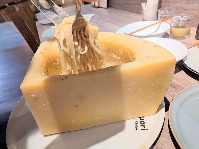 チーズの器で仕上げるパスタ