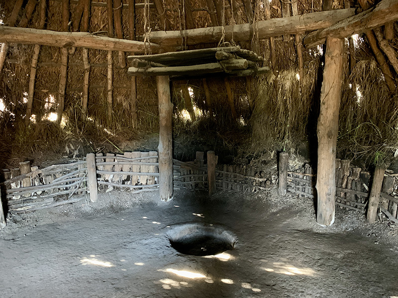 竪穴式住居内部