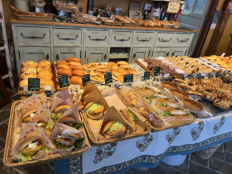 朝７時から焼きたてパンが買えるパン屋さん