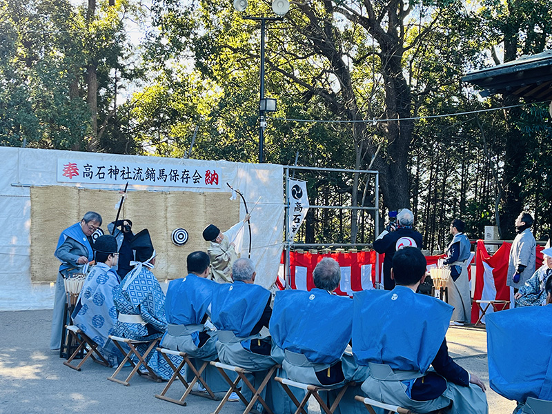 宮司さんが矢を鬼門の逆方向に射る様子