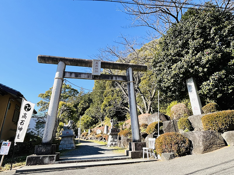 鳥居の向こうには木々に囲まれた階段が