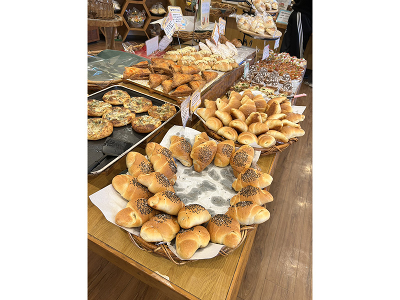 焼きたてパン、土日は朝7時から営業中！