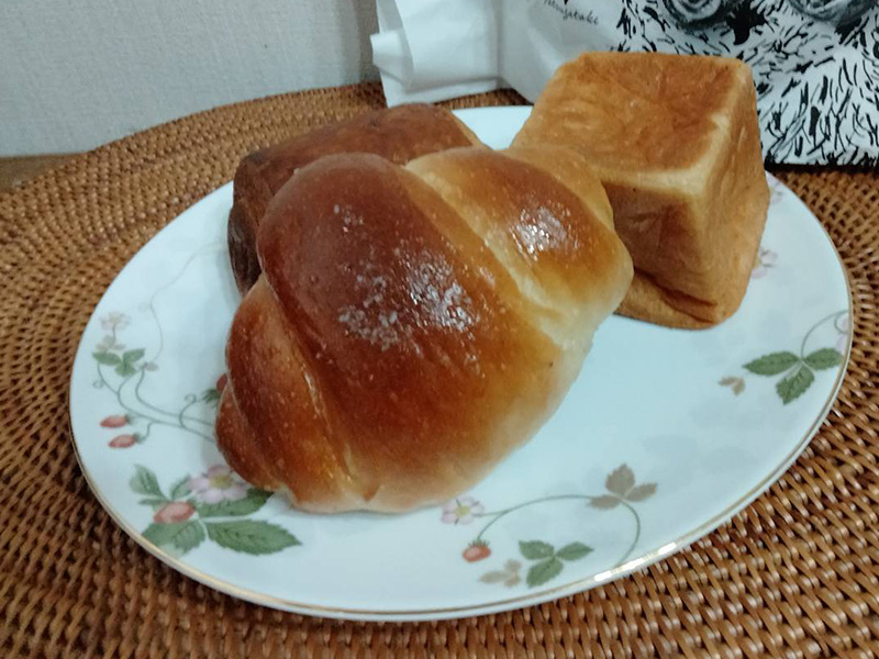 トリュフが香る「白トリュフ塩パン」