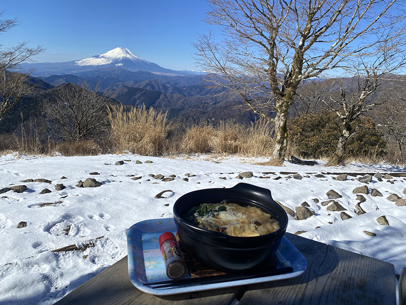 鍋割山の鍋焼きうどんと蝋梅まつり
