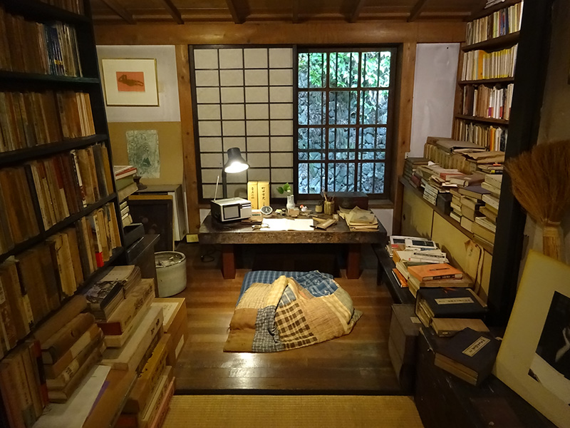 書斎や骨董に注目!