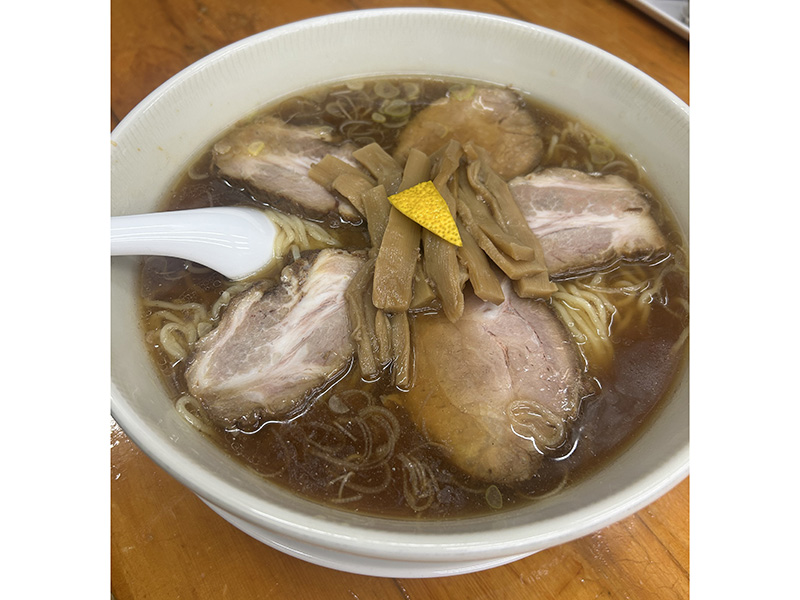 行列の絶えないラーメン屋