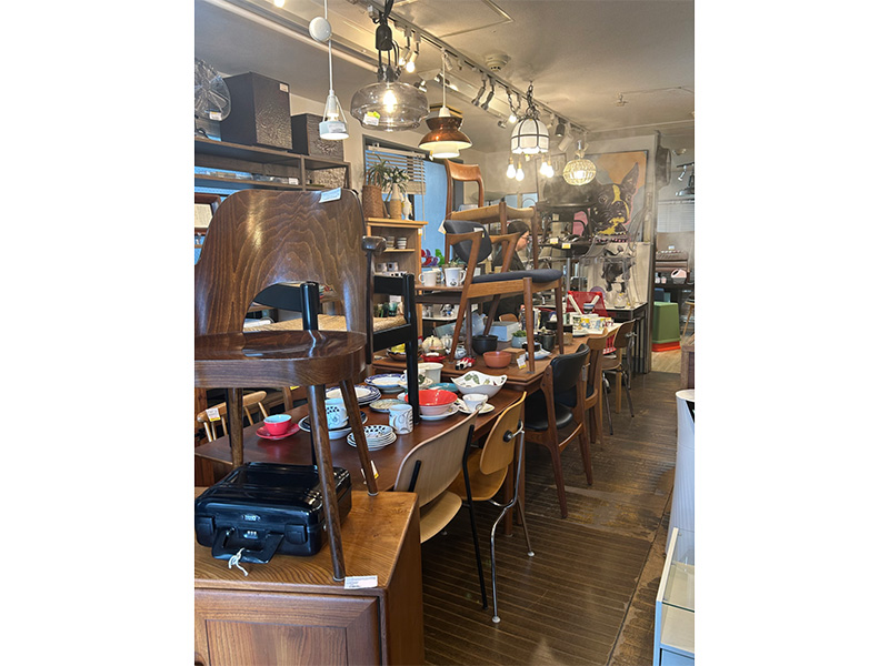 おしゃれな家具と食器に出会えます