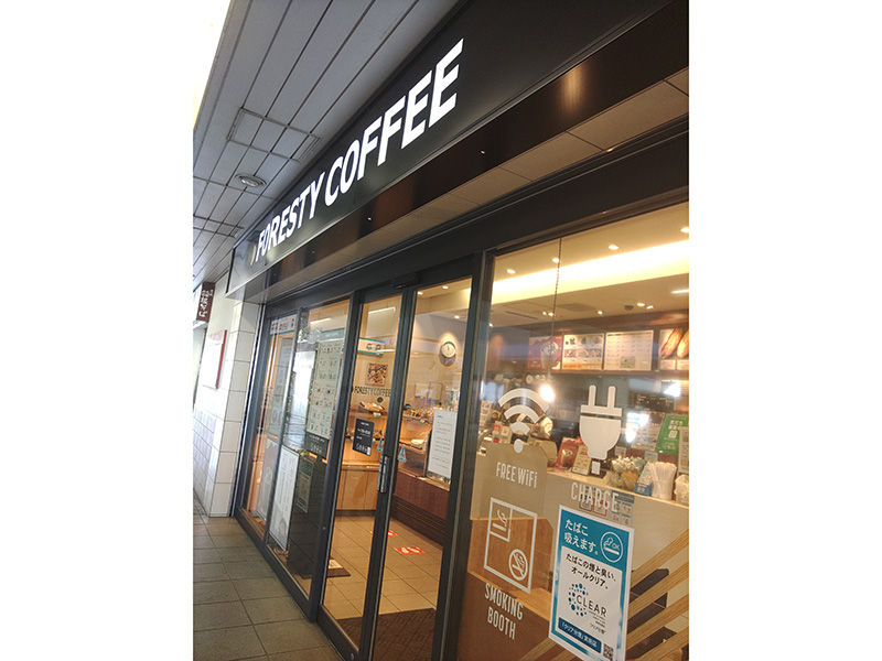 くつろげる場所と自然や森の意味を込められたカフェ