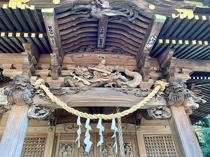 向拝に見られる、躍動感あふれる「天女と飛竜」の彫刻