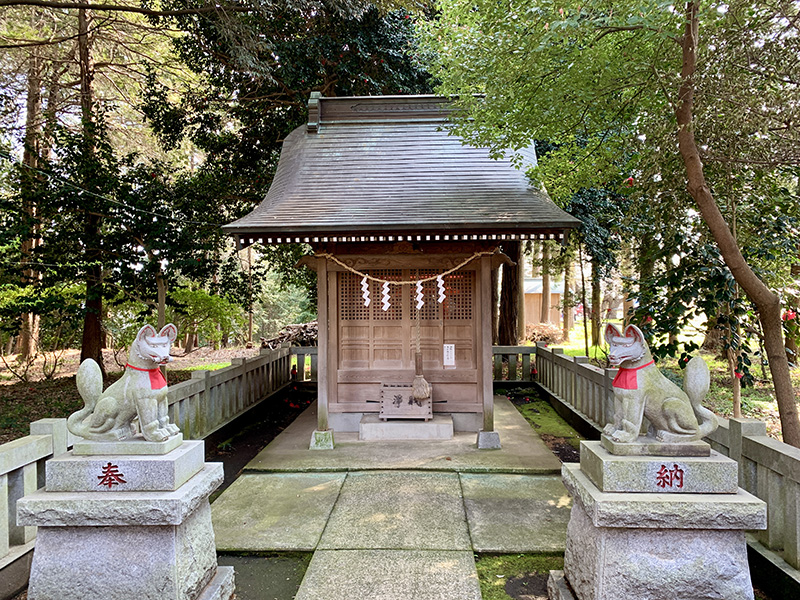 お狐様が鎮座する境内社