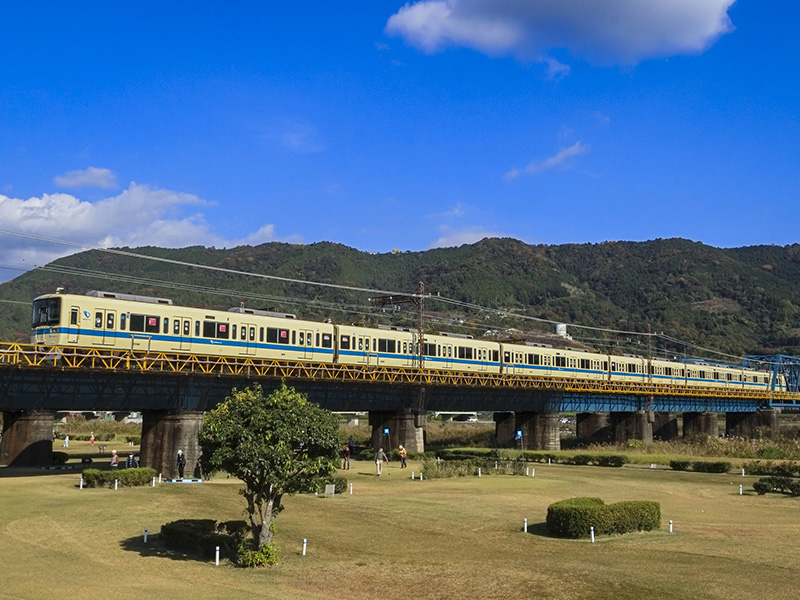 川音川と酒匂川を渡る小田急線を見る
