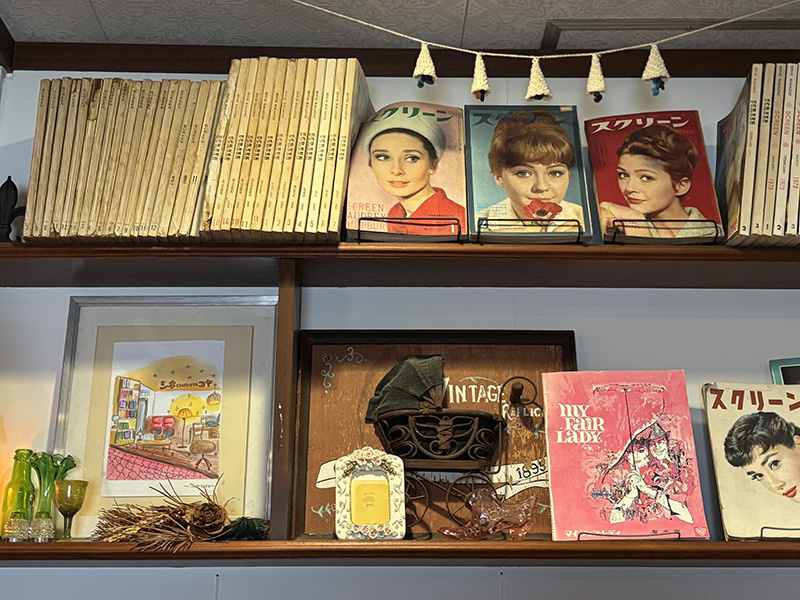 小さな映画館と図書がたくさん有る喫茶店