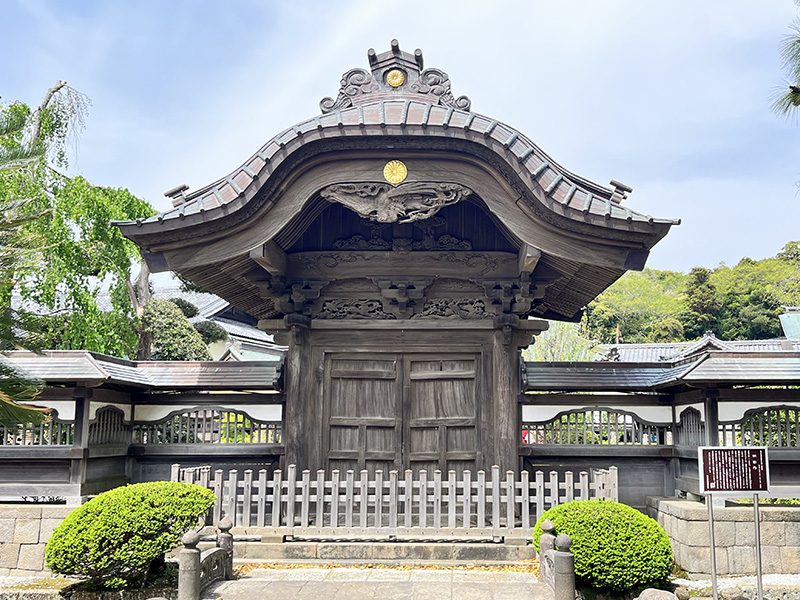 安政6年（西暦1859年）に建立された、境内で最も古い建造物「中雀門」