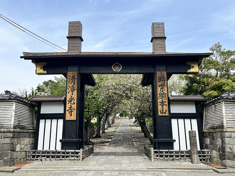 大きな黒の遊行寺の惣門
