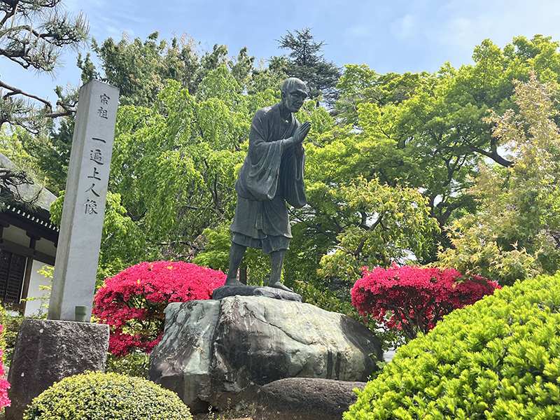 本堂の前にある一遍上人の銅像