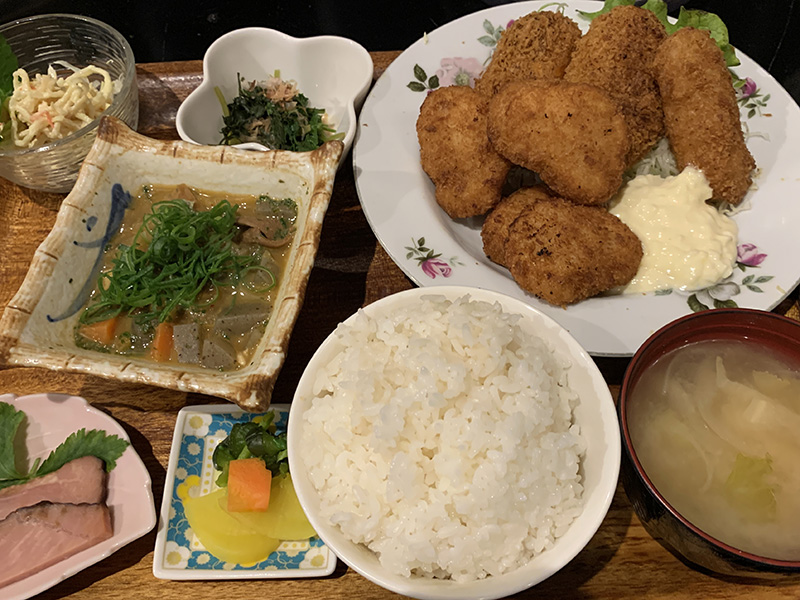 品数、ボリュームがすごい！驚愕の880円ランチ