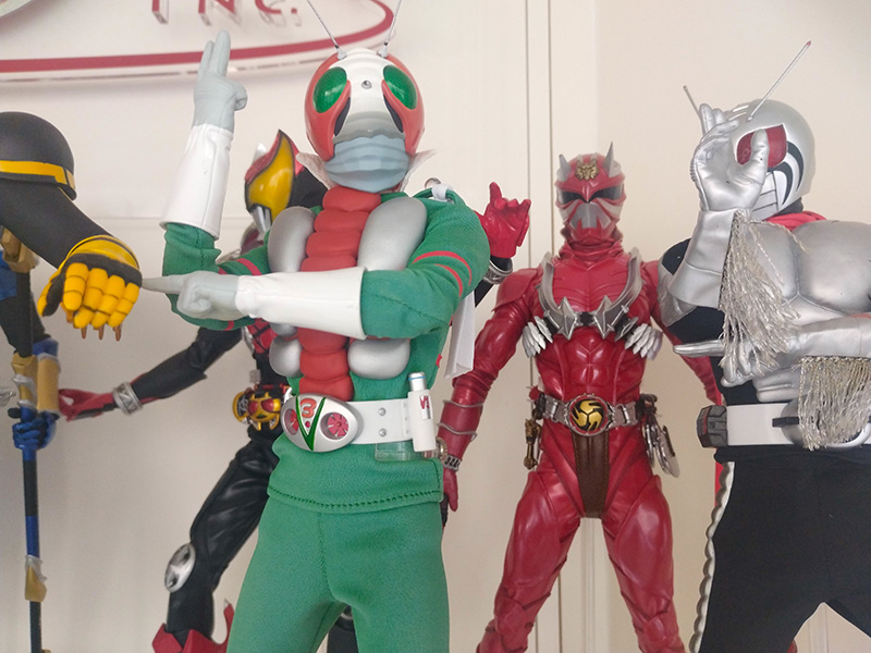 路地奥に歴代仮面ライダーフィギュアがいた