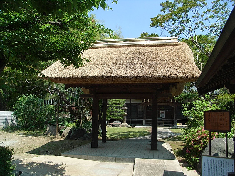 茅葺き屋根の山門(寺の門)を修復