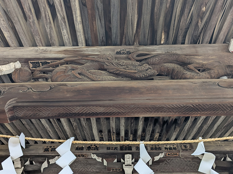 龍が珠をもつ彫刻