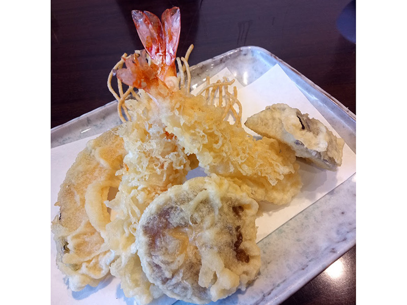 海老天で昼から一杯。鴨立庵の“ちょうどいい”昼呑み