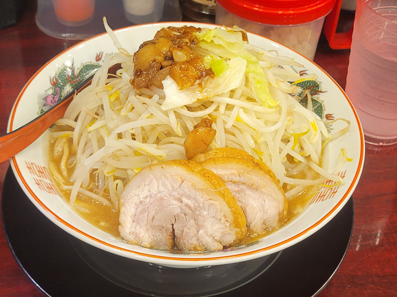煮豚が豪快に乗った二郎系ラーメン！