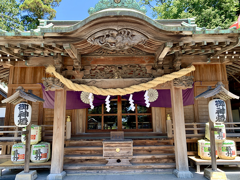 三柱の神様を祀る凛とした拝殿