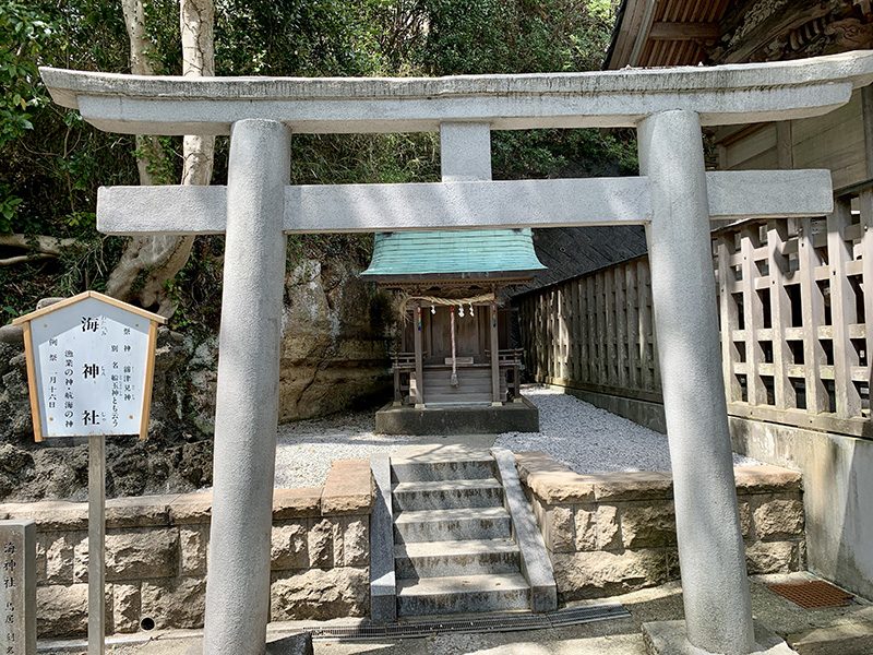 岩肌を背にたたずむ「海神社」
