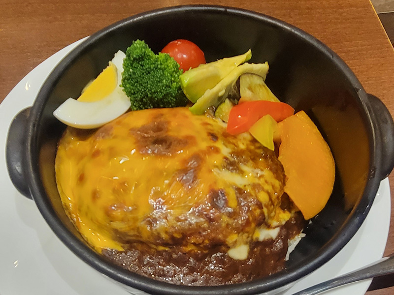 カレーとハンバーグが1つになった嬉しいメニュー