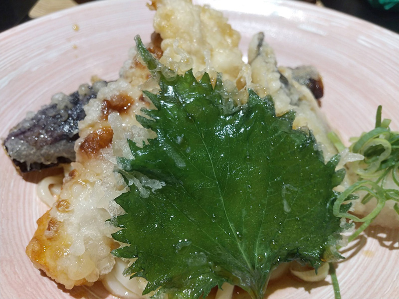 隠れ家的なオサレな店内で絶品の創作うどんをどうぞ