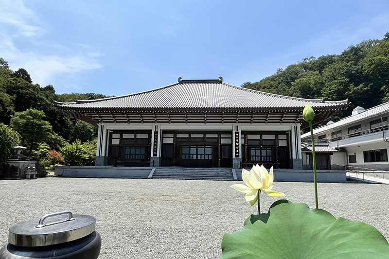 2013年に建立した本堂