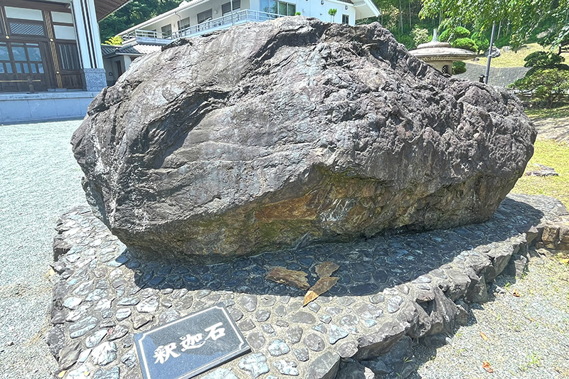 本堂前の釈迦石