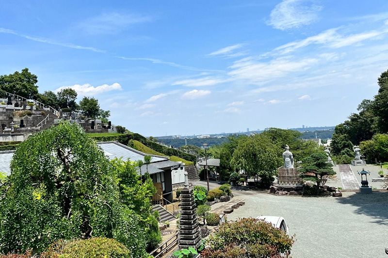 本堂前から見渡せる景色にも感動します