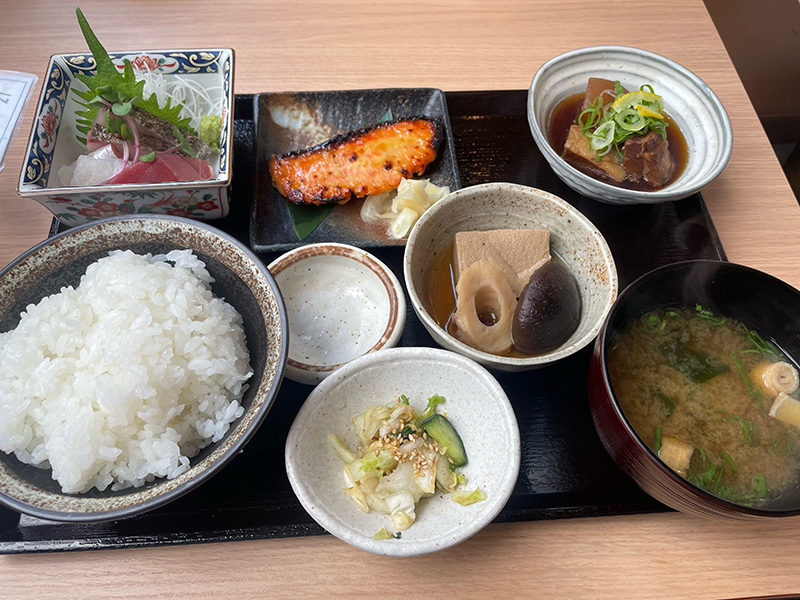 美味しい和食を土鍋ご飯とともに