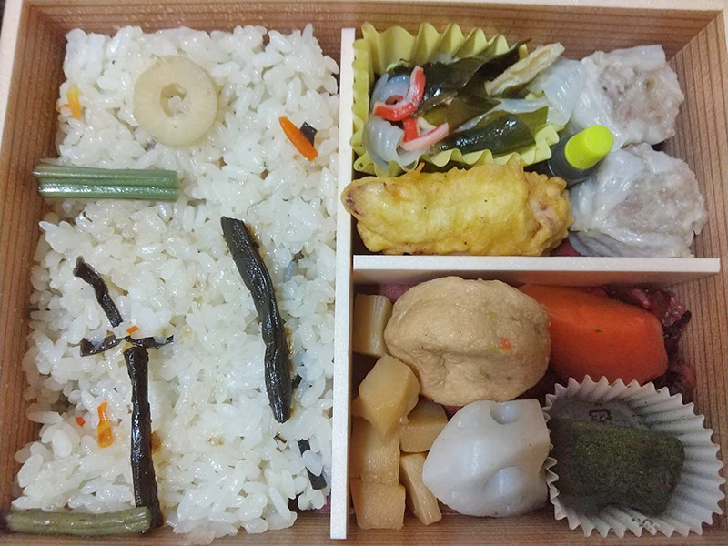 横浜名物「崎陽軒」のお弁当とシウマイをどうぞ