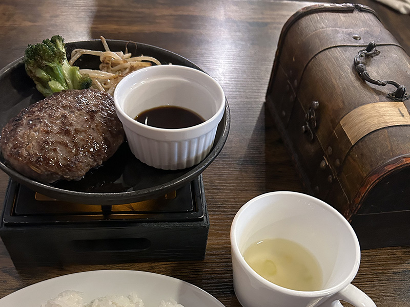 肉汁あふれるハンバーグが人気！「ジーニーズカフェ」