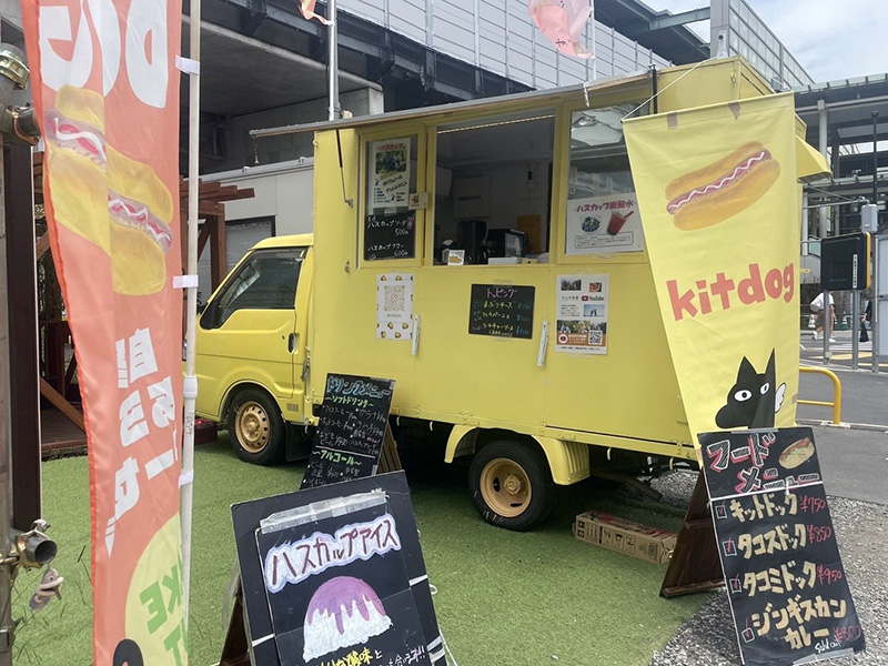 夕暮れ時に登戸に現れるキッチンカー「kitdog」
