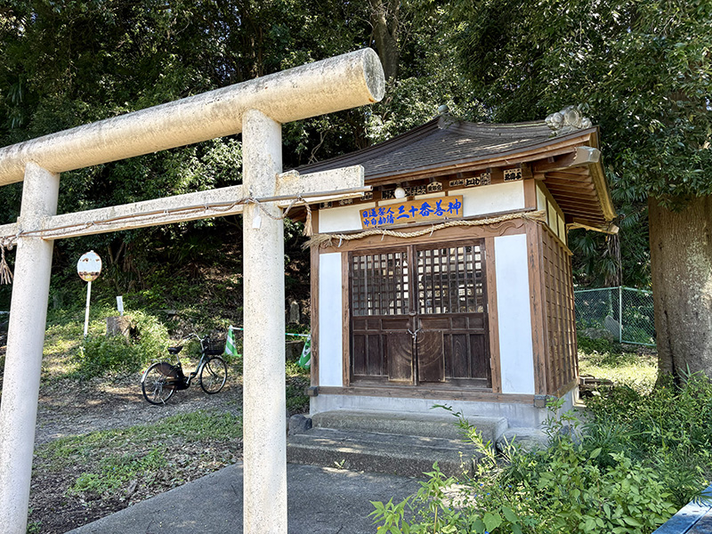 鳥居の奥に建つ番神堂