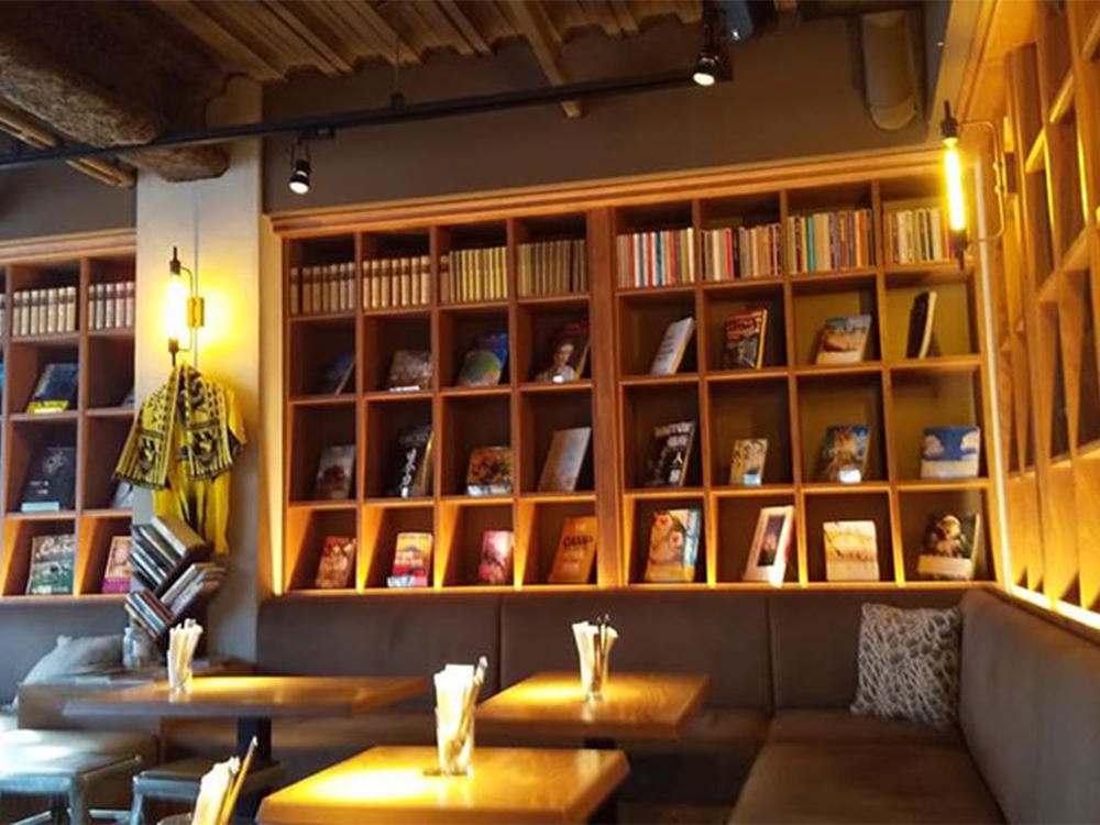 たくさんの本と過ごせるお洒落なホテル＆カフェ