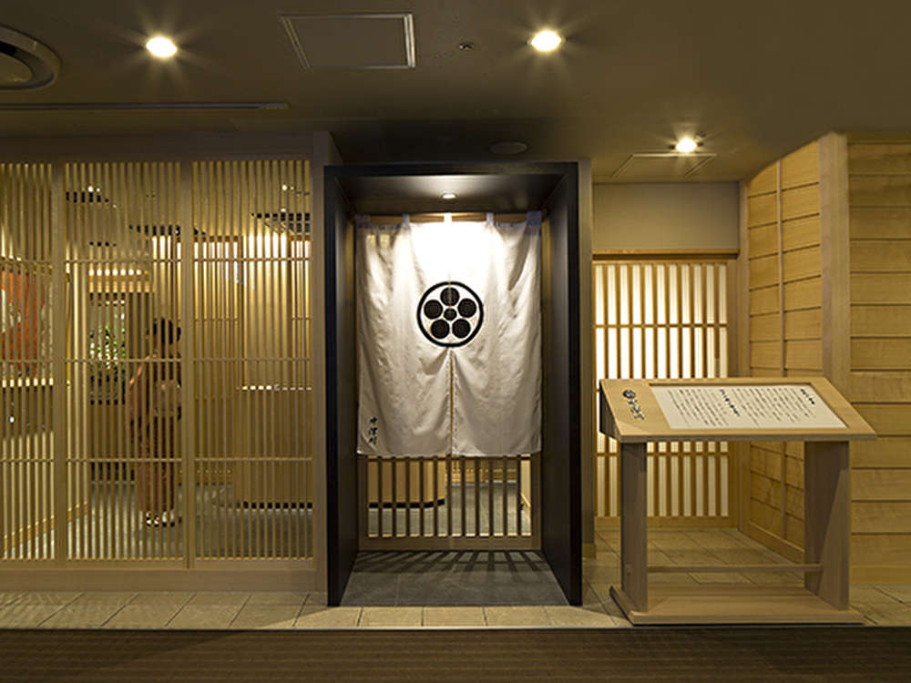 カウンター越しに揚げたての天麩羅を堪能